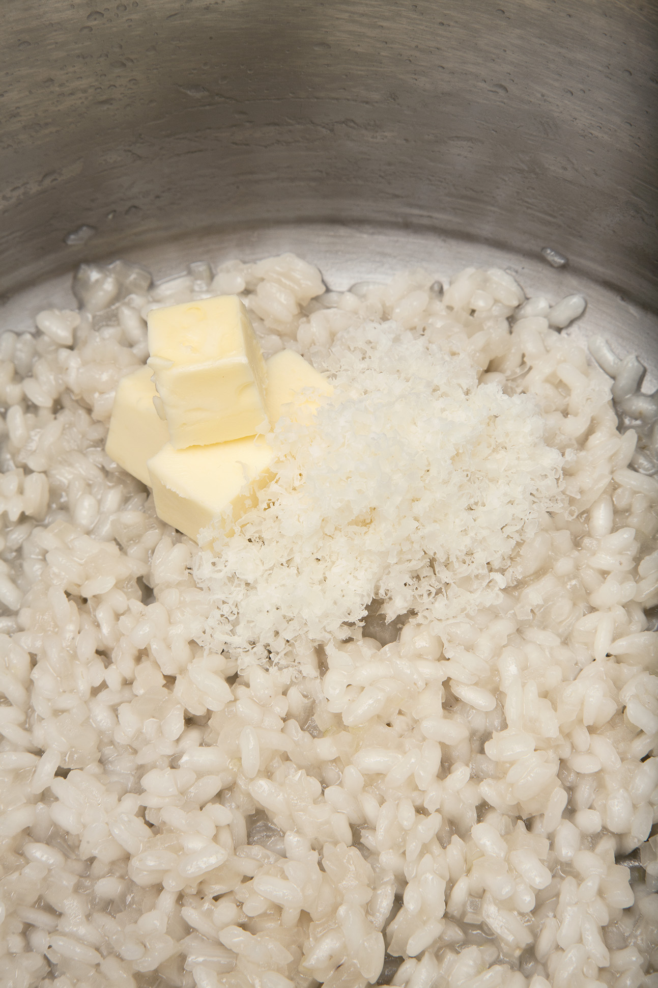 Adding butter or cheese at the end is called montecanto.